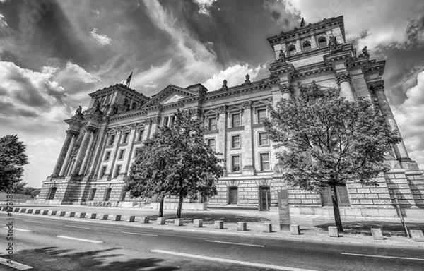 Fototapeta Berlin Reichstag facade showcasing classical stone structure combined with modern elements