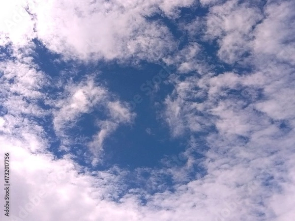 Fototapeta 秋の大気の不安定な変わりやすい空模様