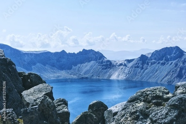 Obraz 秋日长白山天池：湛蓝湖水与晴空【Autumn Splendor of Heaven Lake: Blue Waters Under Clear Skies】