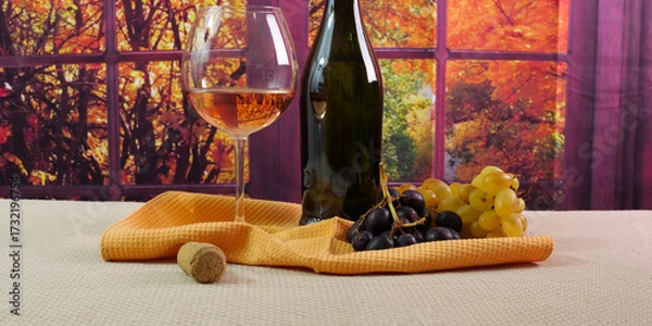 Fototapeta Uva , bicchiere di vino e bottiglia sul tavolo, banner