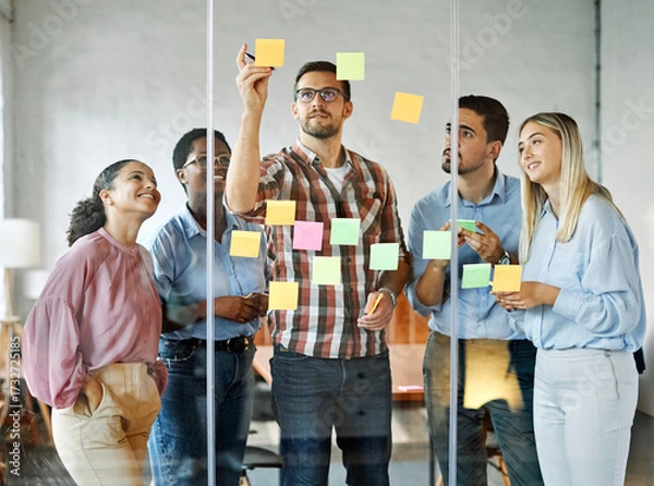 Fototapeta Business people meeting at office and using sticky notes on glass to share idea. Brainstorming and teamwork concept. Sticky note on glass wall.
