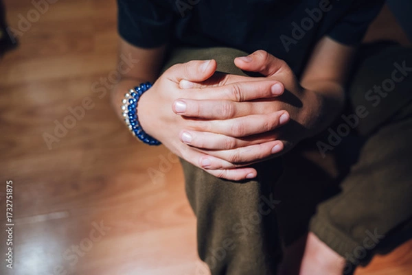 Obraz bride and groom holding hands