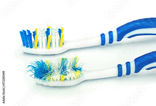 Obraz Изношенная и новая зубные щетки на изолированном белом фоне
