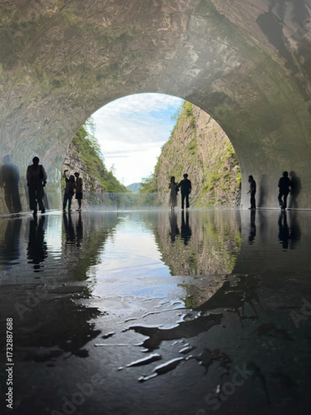 Fototapeta 清津峡溪谷のトンネルで鏡写りのシルエット
