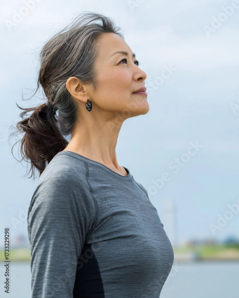 Fototapeta 運動をする健康的なアジア人の中年女性