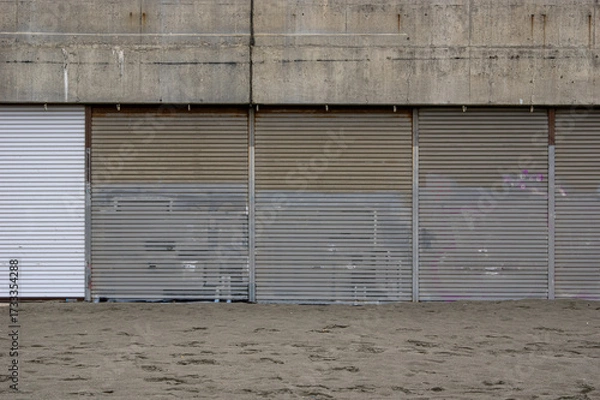 Obraz 砂浜にあるシャッター