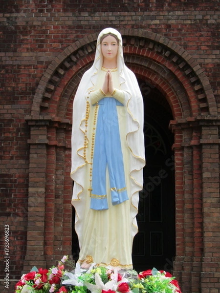 Fototapeta 長崎県平戸市、田平天主堂の前に立つマリア像