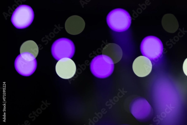 Fototapeta effetto bokeh di luci artificiali bianche e viola, sfuocate, su sfondo nero