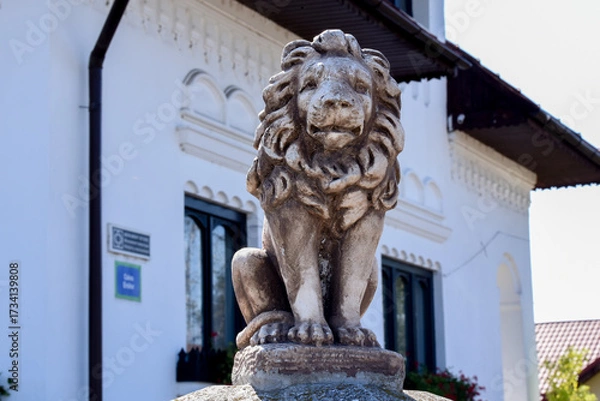 Fototapeta lion statue in front of a building