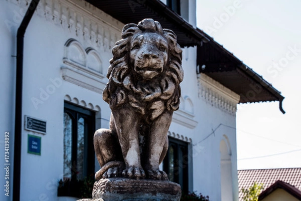 Fototapeta lion statue in front of a building