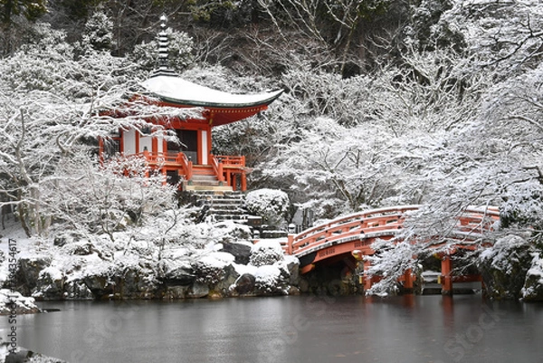 Fototapeta 京都市の世界遺産醍醐寺 弁天池の雪景色