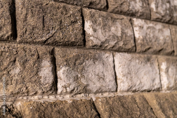 Fototapeta 夜のブロック塀のテクスチャ背景、無機質なコンクリートブロック壁の質感