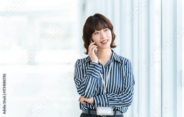 Fototapeta スマートフォンで話す女性・ビジネスウーマン