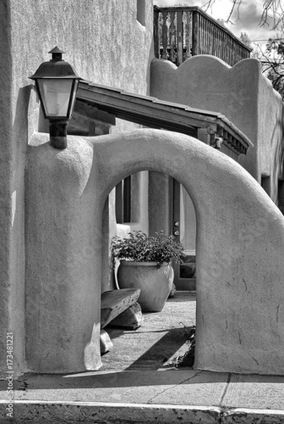 Fototapeta Arch and courtyard behind, Southwest traditional building styles