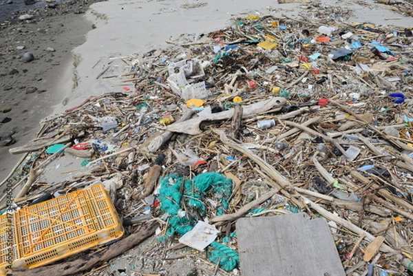 Fototapeta 海岸の漂着物 環境問題 ゴミ問題