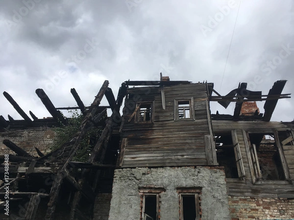 Obraz Разрушенный сгоревший аварийный дом

