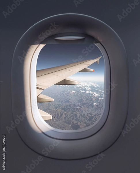 Fototapeta Dwie małe dziewczynki patrząc przez okno rejsu