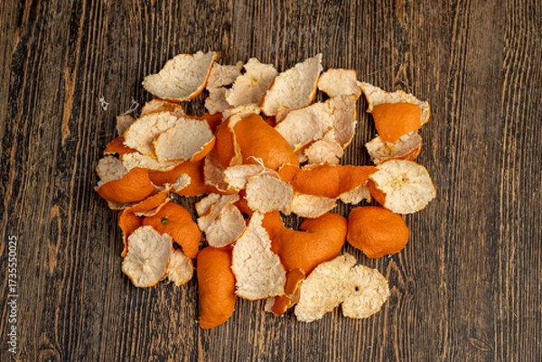 Fototapeta peel of peeled oranges on the table, a large amount of peeled citrus fruits on the table, close up