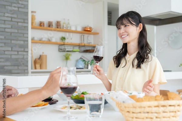 Obraz リビングで食事をするミドルの夫婦