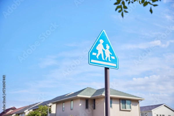 Obraz 住宅街と横断歩道の標識