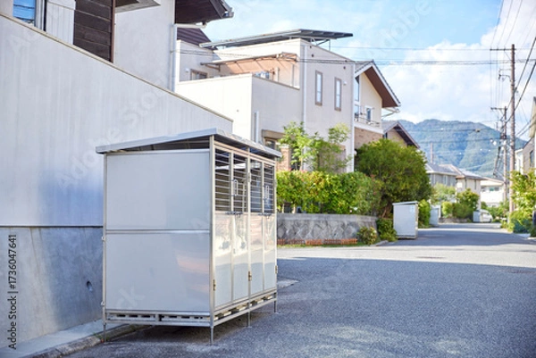 Obraz 住宅街に置かれたゴミ箱