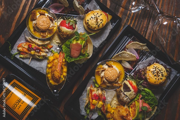 Obraz Finger sharing food on tray. Bugers, samos. Kolacja. 
