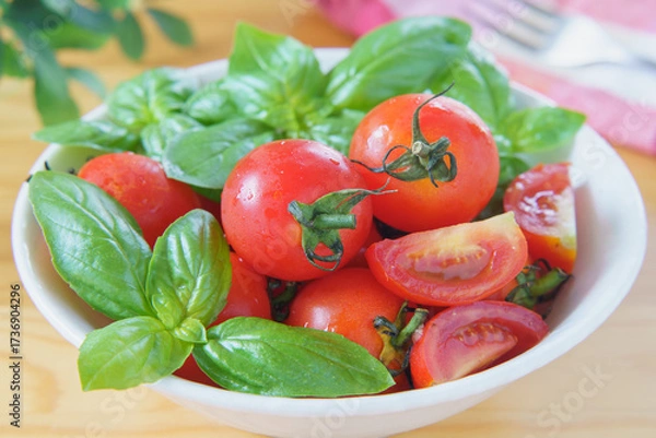 Fototapeta ミニトマトとバジル