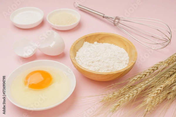 Fototapeta 料理・お菓子づくりのイメージ(小麦粉・卵・塩・きび砂糖・麦の穂)・ピンク背景