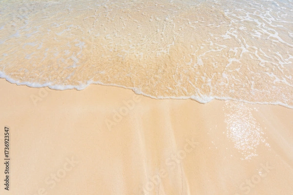 Fototapeta 宮古島伊良部島の渡口の浜の白い砂浜と波