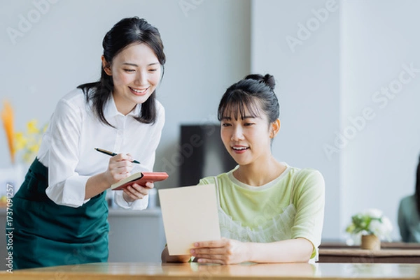 Fototapeta カフェで注文する若い女性