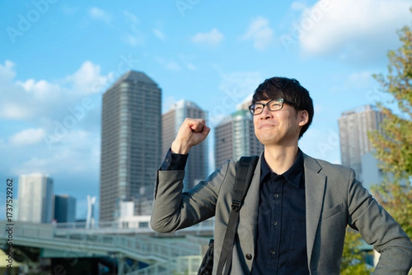 Fototapeta ガッツポーズをするカジュアルな服装の男性