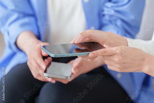 Obraz スマホを使う女性たち