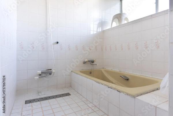 Obraz 住宅リフォーム前の古いバスルーム