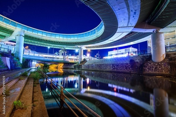 Fototapeta 名古屋市、黒川インターチェンジの巨大ループ線の夜景