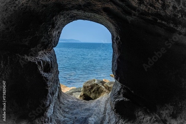 Obraz 千葉県館山市 沖ノ島の洞窟から見る海