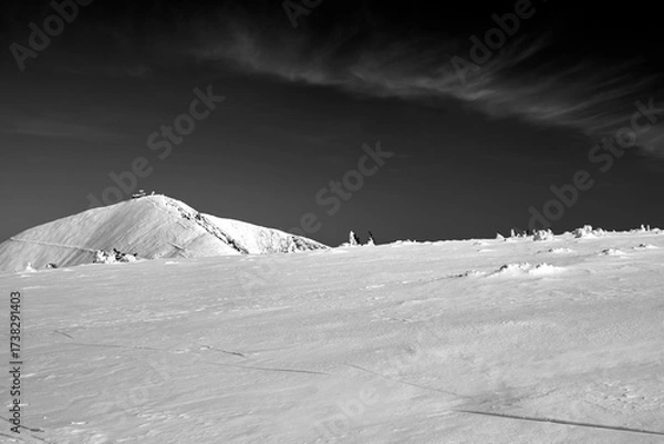 Fototapeta tourist shelter on the snow-covered peak of Sniezka in the Karkonosze Mountains