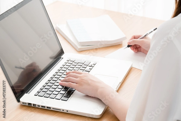 Obraz e-learning, kobieta, komputer, notatnik