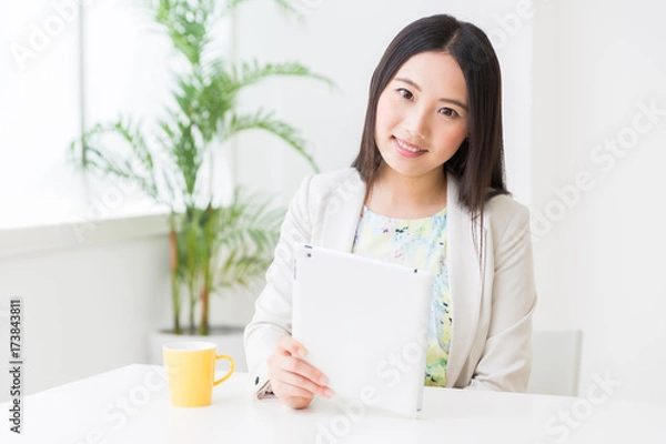 Fototapeta タブレットコンピューターを見る女性　ビジネス