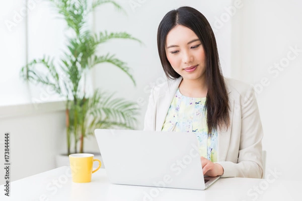 Fototapeta パソコンを見る女性　ビジネス