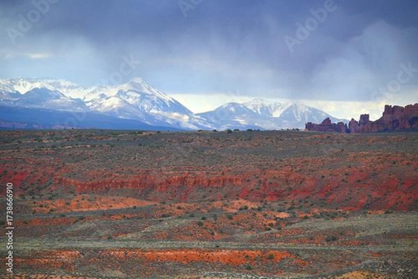 Obraz arches-national-park-utah-snow-covered-peaks-contrasting-red-desert