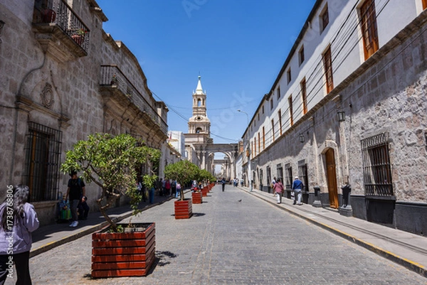 Fototapeta Photographs of the iconic streets of Arequipa, and the streets of Peru's White City, a vacation destination with stunning views of volcanoes and Andean snow-capped mountains.