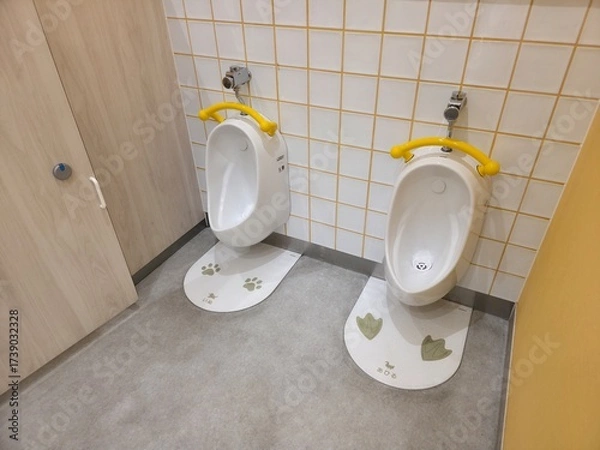Fototapeta 幼児向けの男の子用の小便器