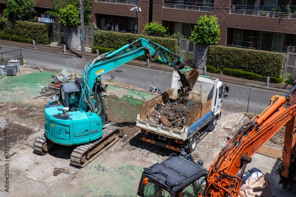 Fototapeta 解体工事中のトラック・ダンプカーとショベルカー