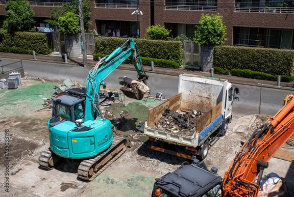 Fototapeta 解体工事中のトラック・ダンプカーとショベルカー