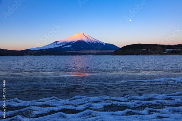 Fototapeta 冬の富士山と月、山梨県山中湖にて