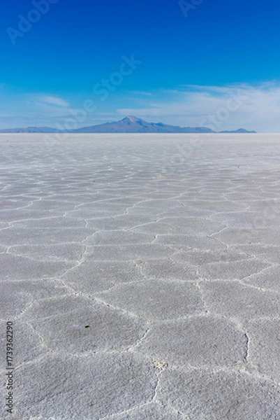 Fototapeta Salt flat in Salar de Uyuni, Bolivia with mountains in the distance