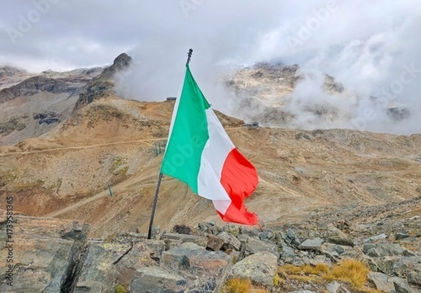 Fototapeta Monte Rosa (Italy) - A mountains view in Valsesia with Monte Rosa mount peak of Alps, alpinistic paths to Rifugio Modena and Capanna Margherita refuge, with snow glacier and alpinists.