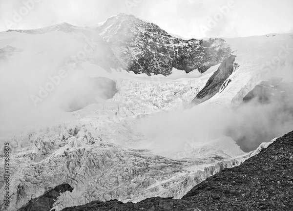Fototapeta Monte Rosa (Italy) - A mountains view in Valsesia with Monte Rosa mount peak of Alps, alpinistic paths to Rifugio Modena and Capanna Margherita refuge, with snow glacier and alpinists.