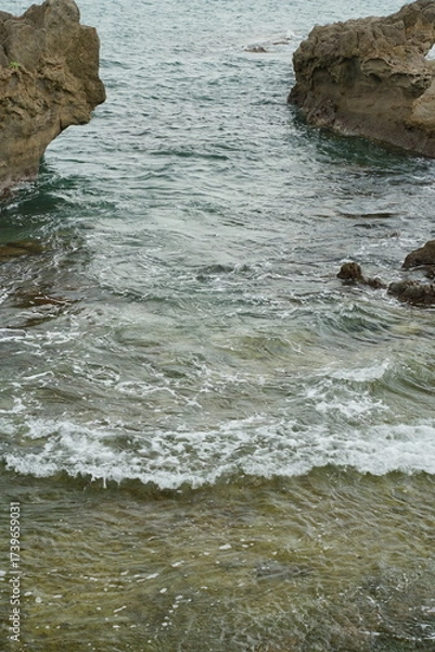 Fototapeta 海岸に打ち寄せる波
