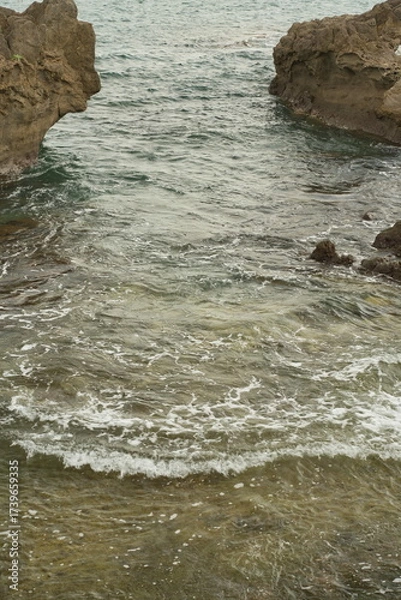 Fototapeta 海岸に打ち寄せる波